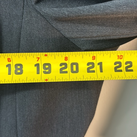 NWT Liz Claiborne Grey classic 1 button blazer in size 18. - Picture 8 of 9